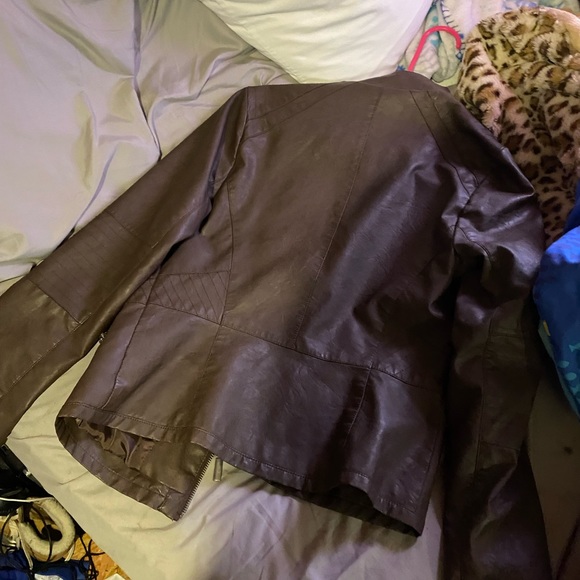 Leather jacket, size medium - Picture 4 of 7